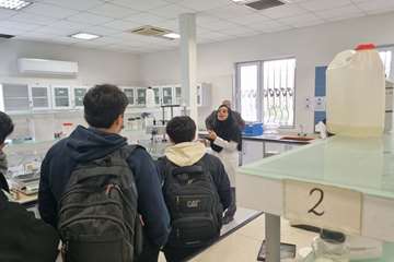 بازدید دانش‌آموزان مدرسه پسرانه کادوس رشت از دانشکده داروسازی